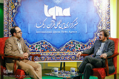 خبرنگاران مشغول کارند