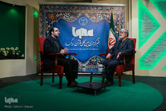 خبرنگاران مشغول کارند