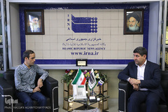 خبرنگاران مشغول کارند