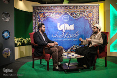 خبرنگاران مشغول کارند