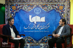 خبرنگاران مشغول کارند