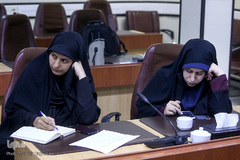 خبرنگاران مشغول کارند