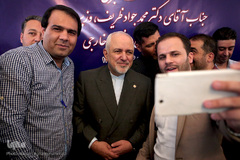 خبرنگاران مشغول کارند