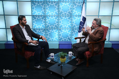 خبرنگاران مشغول کارند