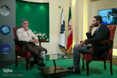 خبرنگاران مشغول کارند