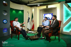 خبرنگاران مشغول کارند