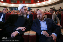 از راست حسین الهی‌قمشه ای و حجت‌الاسلام احمد مازنی در اختتامیه یازدهمین جشنواره رسانه‌های دیجیتال