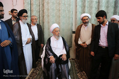 ⁨عمامه‌گذاری در بیوت مراجع هم‌زمان با روز عید غدیر⁩
