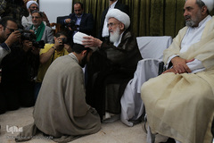 ⁨عمامه‌گذاری در بیوت مراجع هم‌زمان با روز عید غدیر⁩