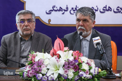 از راست سیدعباس صالحی، وزیر فرهنگ و ارشاد اسلامی و سیدحمیدرضا طیبی، رئیس جهاددانشگاهی در مراسم  امضای تفاهم نامه همکاری بین جهاددانشگاهی و وزارت فرهنگ و ارشاد اسلامی