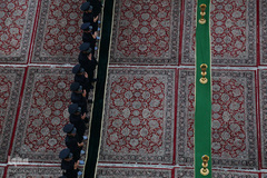 ⁨تعویض پرچم گنبد بارگاه حضرت معصومه(س)