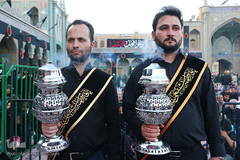 ⁨تعویض پرچم گنبد بارگاه حضرت معصومه(س)