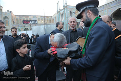 ⁨تعویض پرچم گنبد بارگاه حضرت معصومه(س)