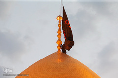 ⁨تعویض پرچم گنبد بارگاه حضرت معصومه(س)