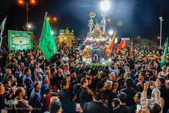 آیین نصب پرچم شب اول محرم، در امامزاده عبدالله(ع) شوشتر