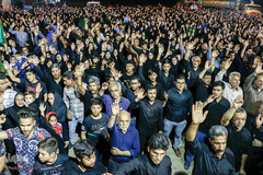 آیین نصب پرچم شب اول محرم، در امامزاده عبدالله(ع) شوشتر