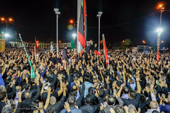 آیین نصب پرچم شب اول محرم، در امامزاده عبدالله(ع) شوشتر