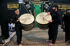 ⁨دسته‌ی عزاداری «مشق شمشیر» در قم⁩