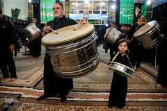 ⁨دسته‌ی عزاداری «مشق شمشیر» در قم⁩