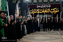 ⁨دسته‌ی عزاداری «مشق شمشیر» در قم⁩