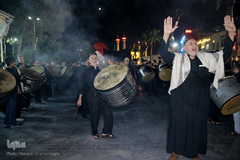 ⁨دسته‌ی عزاداری «مشق شمشیر» در قم⁩