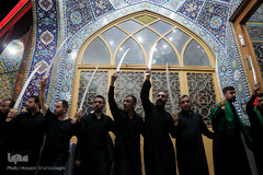 ⁨دسته‌ی عزاداری «مشق شمشیر» در قم⁩