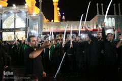 ⁨دسته‌ی عزاداری «مشق شمشیر» در قم⁩