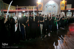 ⁨دسته‌ی عزاداری «مشق شمشیر» در قم⁩