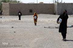 توزیع نذورات حسینی در میان گپرنشینان و اهالی فقیر روستاهای منطقه محروم جازموریان