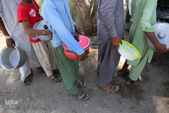 توزیع نذورات حسینی در میان گپرنشینان و اهالی فقیر روستاهای منطقه محروم جازموریان