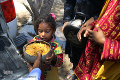 توزیع نذورات حسینی در میان گپرنشینان و اهالی فقیر روستاهای منطقه محروم جازموریان