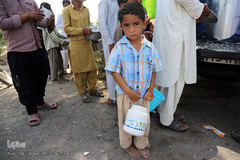 توزیع نذورات حسینی در میان گپرنشینان و اهالی فقیر روستاهای منطقه محروم جازموریان