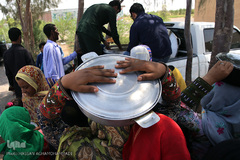 توزیع نذورات حسینی در میان گپرنشینان و اهالی فقیر روستاهای منطقه محروم جازموریان