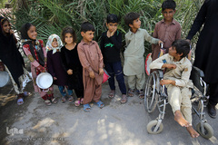 توزیع نذورات حسینی در میان گپرنشینان و اهالی فقیر روستاهای منطقه محروم جازموریان