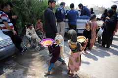 توزیع نذورات حسینی در میان گپرنشینان و اهالی فقیر روستاهای منطقه محروم جازموریان