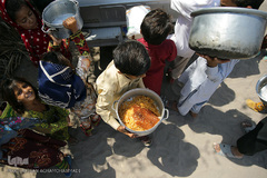 توزیع نذورات حسینی در میان گپرنشینان و اهالی فقیر روستاهای منطقه محروم جازموریان