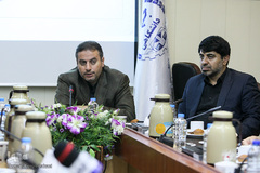 از راست عیسی علیزاده معاون فرهنگی جهاددانشگاهی و سیدمحمد جواد شوشتری، رئیس سازمان قرآنی دانشگاهیان کشور در مراسم رونمایی از کتاب «خون خدا»