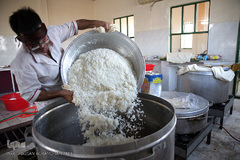 توزیع نذورات خیرین هم‌نمک در روستاها و مناطق فقیرنشین حاشیه شهر زهکلوت جازموریان