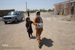 توزیع نذورات خیرین هم‌نمک در روستاها و مناطق فقیرنشین حاشیه شهر زهکلوت جازموریان