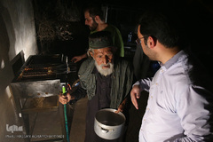 توزیع نذورات خیرین هم‌نمک در روستاها و مناطق فقیرنشین حاشیه شهر زهکلوت جازموریان