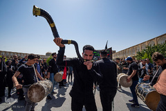 عزدارای ظهر عاشورا در میدان امام(ره) اصفهان