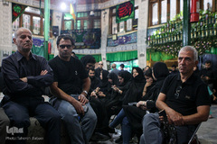 آیین سنتی نخل گردانی و عزاداری ظهر عاشورا در تکیه بزرگ تجریش