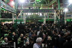 آیین سنتی نخل گردانی و عزاداری ظهر عاشورا در تکیه بزرگ تجریش