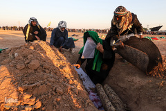 مراسم نمادین خاکسپاری شهدای کربلا در حمیدیه