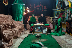 زهرا محمدزاده به همراه دخترش معصومه نژاد امره‌ای ۵۰ سال است که مراسم عزاداری امام حسین(ع) را در خانه خود برگزار می‌کند. این مراسم ادامه مراسم‌های مادر همسرش است.