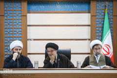 از راست حجت‌الاسلام والمسلمین حمید محمدی، دبیر شورای توسعه فرهنگ قرآنی، حجت الاسلام سید سعیدرضا عاملی، دبیر شورای عالی انقلاب فرهنگی و حجت الاسلام محمد قمی، رئیس سازمان تبلیغات اسلامی در جلسه شورای توسعه فرهنگ قرآنی