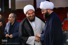 از راست حجت الاسلام محمد قمی، رئیس سازمان تبلیغات اسلامی و حجت الاسلام و المسلمین محمدجواد حاج علی اکبری، امام جمعه موقت تهران در اختتامیه سومین دوره کتاب سال عاشورا