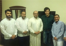 اعضای گروه تواشیح باقرالعلوم(ع) در کنار علی ضیاء مجری صدا و سیما در حج سال 94