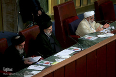 از راست آیت الله احمد جنتی، آیت الله سید ابراهیم رئیسی و حجت الاسلام والمسلمین احمد خاتمی در هفتمین اجلاس رسمی دوره پنجم مجلس خبرگان رهبری