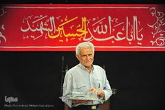 عبدالرضا آژند، 76 ساله، بازنشسته و آبدارچی مراسم روضه، از 6 سالگی روضه می‌رفته است؛ آن هم زمانی که با فانوس باید راه مراسم را پیدا می‌کردند. می‌گویم: امام حسین(ع). با بغض می‌گوید: در وصف نمی‌گنجد.